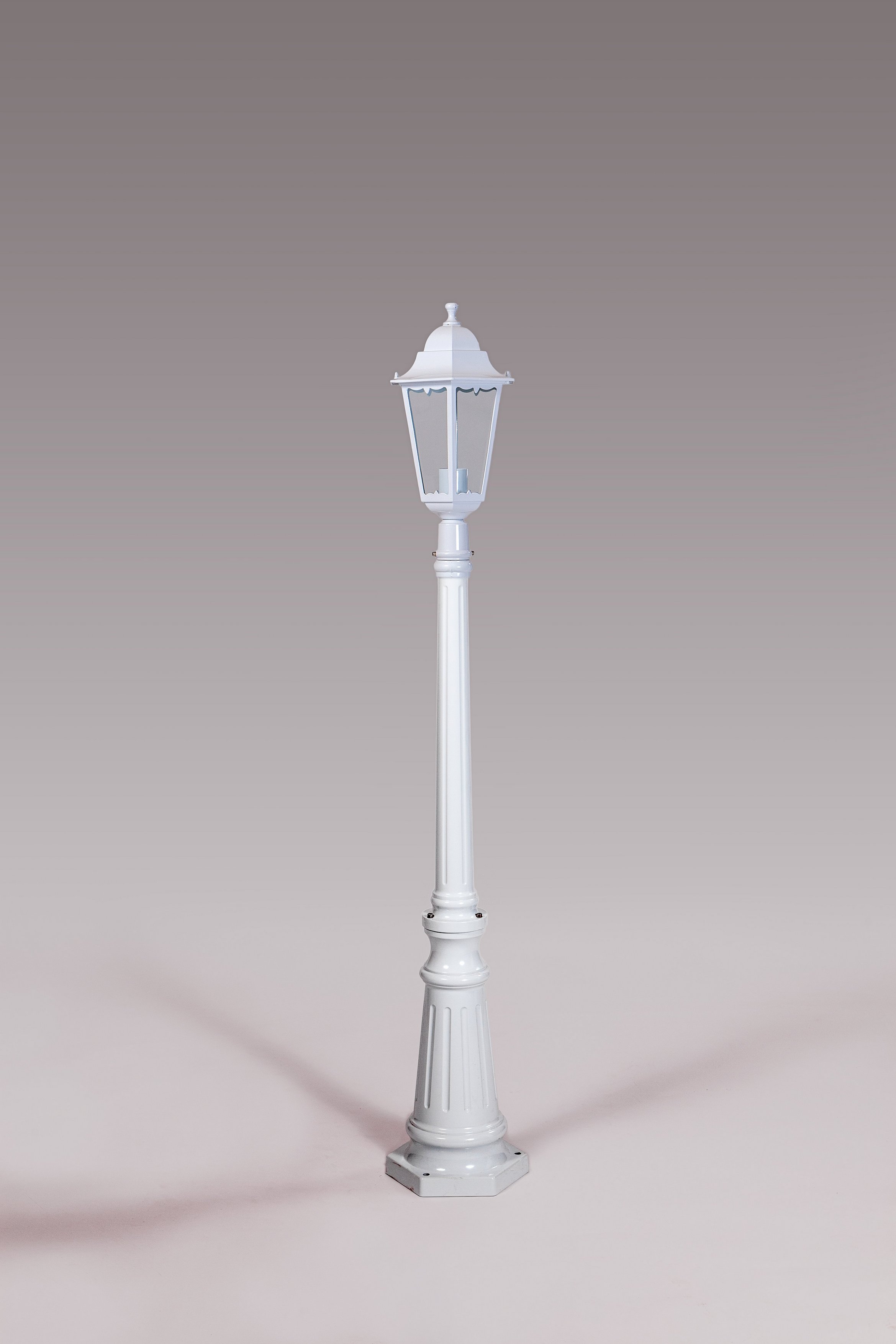 Садово-парковый светильник серии  Petersburg M белый 79811 M w